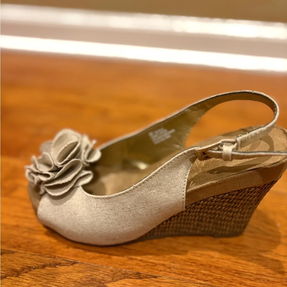 AEROSOLES chic cream